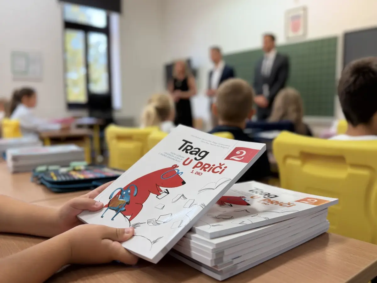 Prvi dan škole – vinkovačke osnovnoškolce na klupama dočekali udžbenici i svi potrebni radni materijali